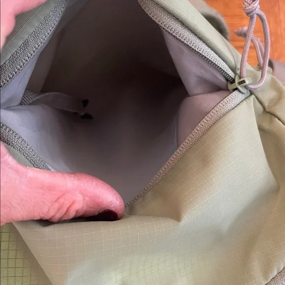 Camelbak Green Cloud Walker 18 Daypack with Mesh Side Pockets - Picture 5 of 5